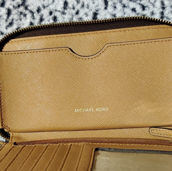 Michael Kors wallet - Picture 7 of 9